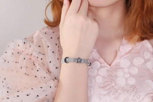 Bracciale argento con ciondoli luna e stella e cinturino regolabile in maglia metallica al polso