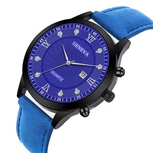 Détail de la montre à quartz avec cadran bleu et strass sur un bracelet en daim souple