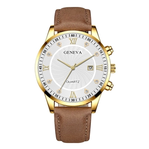 Détail de montre homme dorée avec cadran blanc, chiffres romains et guichet de date