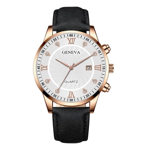 Détail du boîtier or rose, cadran blanc avec strass et date sur cette montre pour homme