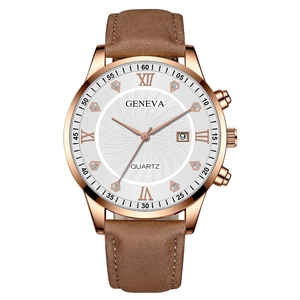 Détail d'une montre à quartz or rose avec cadran blanc texturé et guichet de date intégré