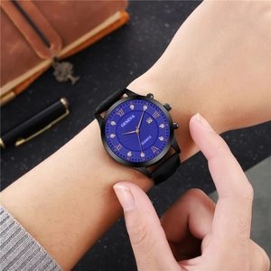 Gros plan d'une montre Geneva pour homme avec strass et cadran bleu à rayons de soleil au poignet
