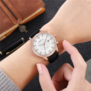 Montre à quartz pour hommes avec boîtier or rose, bracelet cuir et dateur chic