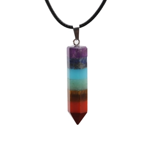 Collana con ciondolo a prisma esagonale chakra arcobaleno e cordoncino di cera nero