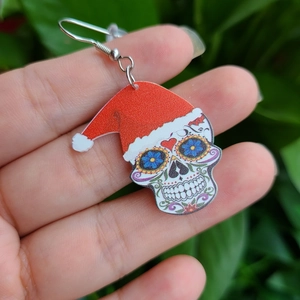 Acryl Halloween Totenkopf Ohrringe mit roter Weihnachtsmütze und bunten Blumenmustern