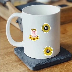 Adesivi impermeabili con girasoli applicati su una tazza in ceramica bianca