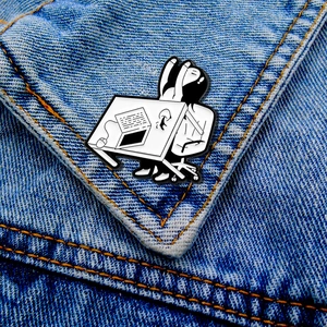 Spilla creativa in smalto di un impiegato stanco su una giacca di jeans blu