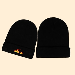 Bonnets en tricot noirs à la mode avec broderie de flammes pour hommes et femmes