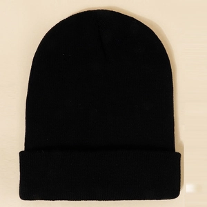 Détail de la maille fine et du revers replié de ce bonnet en tricot noir classique