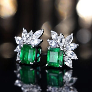 Macro di orecchini con zaffiro taglio smeraldo e grappolo di diamanti a forma di foglia