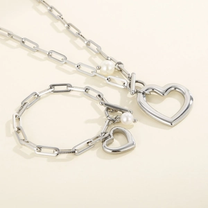 Ensemble collier et bracelet en acier inoxydable argenté avec pendentifs en cœur poli