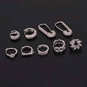 Set di 9 orecchini geometrici color argento con spille di sicurezza e cristalli