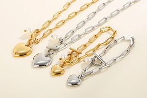 Détail des ensembles de bijoux en chaîne trombone dorée et argentée avec cœurs et perles