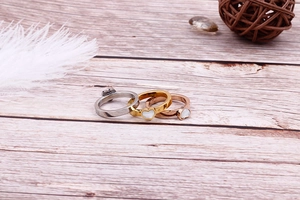 Detailed close-up of heart-shaped shell rings in gold, rose gold, and silver finishes