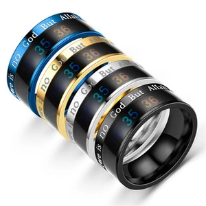 Detalle de cuatro anillos de acero inoxidable para hombre con sensor térmico en azul, oro, plata y negro