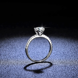 Classic S925 sterling silver four-prong 1 carat moissanite ring with side accent diamonds
