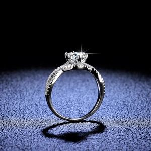 Classic S925 sterling silver moissanite engagement ring with round cut center stone