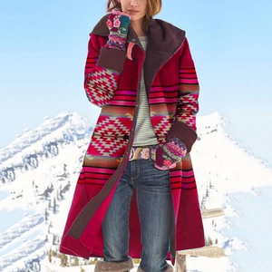 Damen-Mantel in Weinrot mit Ethno-Print und Reverskragen für den Winter