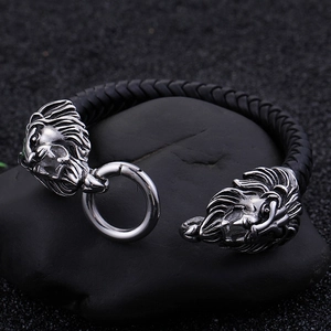 Herren Armband aus geflochtenem Leder mit Doppel-Löwenkopf auf schwarzem Naturstein
