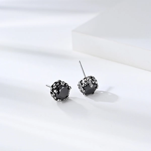 Runde schwarze Edelstein-Ohrstecker im Vintage-Stil mit Silberfassung auf weißem Grund