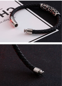 Makroaufnahme: 6mm schwarzes Lederarmband mit graviertem Edelstahl-Magnetverschluss