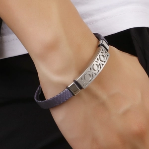Bracciale da uomo in acciaio inossidabile con cordino in pelle intrecciata viola e XOXO