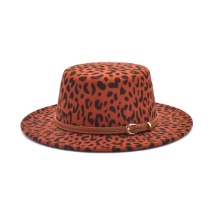 Damen-Flachhut mit Leopardenmuster, Wollfilz, braunem Lederband und goldener Schnalle