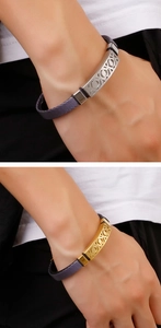 Dettaglio di bracciali in pelle grigia intrecciata con chiusure geometriche in oro e argento