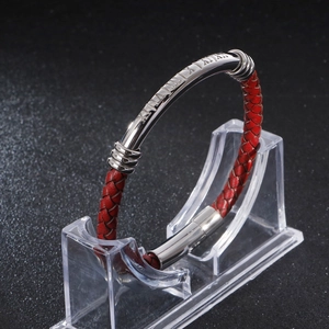 Bracelet en cuir tressé rouge avec chiffres romains et fermoir magnétique
