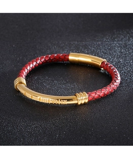 Détail du bracelet en cuir tressé rouge avec fermoir doré et gravure de chiffres romains