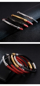 Vue macro du bracelet en cuir tressé avec chiffres romains gravés sur l'acier inoxydable