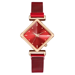 Montre femme élégante avec cadran losange rouge et bracelet maille or rose