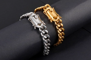 Detailansicht von silbernen und goldenen Panzerarmbändern mit Kastenverschluss