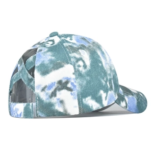 Detail der Tie-Dye-Pferdeschwanzkappe mit elastischen Kreuzbändern und Klettverschluss