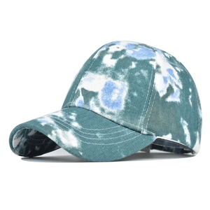 Detail der türkis gebundenen Baumwoll-Baseballkappe mit Twill-Struktur und gebogenem Rand