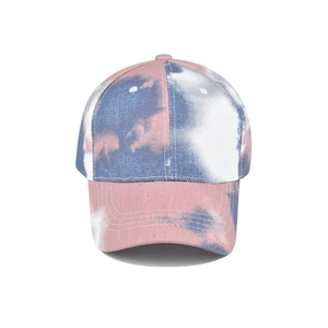 Detailansicht der rosa-blauen Batik-Baumwollkappe mit hochwertigen Nähten und Struktur