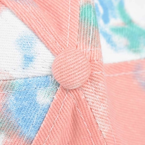 Detaillierte Makroansicht der Batik-Baumwolltextur und der Nähte oben auf dem Sonnenhut