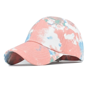 Detailansicht der Batik-Baumwollkappe mit rosa-blauem Marmormuster und Nähten