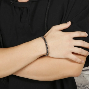 Vintage Herrenarmband aus schwarzem Titanstahl im Hip-Hop-Stil am Handgelenk