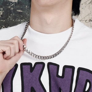 Collana da uomo a catena cubana in argento lucido con design classico a maglia piatta