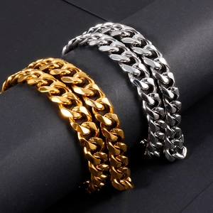 Catene cubane color oro e argento su cilindro nero con riflessi metallici lucidi