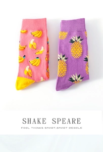 Vue détaillée de chaussettes mi-hautes tendance pour femmes aux motifs de bananes et d'ananas.