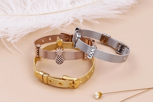 Detailansicht der Mesh-Armbänder in Gold, Roségold und Silber mit Ananas-Anhänger