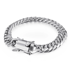 Bracelet gourmette robuste en acier inoxydable argenté avec fermoir boîte sur fond blanc