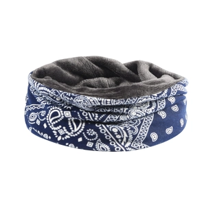 Détail du tour de cou bleu marine à motif cachemire et doublure polaire grise