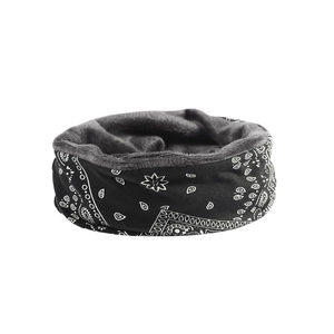 Détail du cache-col d'hiver avec motif paisley et doublure épaisse en polaire grise