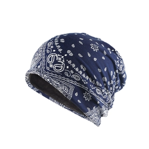 Détail du motif paisley bleu marine et de la texture de la doublure sur le bonnet d'hiver