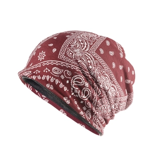 Détail du bonnet bordeaux à motif paisley avec doublure en polaire noire pour l'hiver