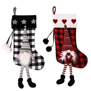 Chaussettes de Noël à carreaux rouges et noirs avec gnomes et jambes suspendues