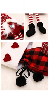 Détail d'une chaussette de Noël gnome à carreaux rouges et noirs avec écusson cœur